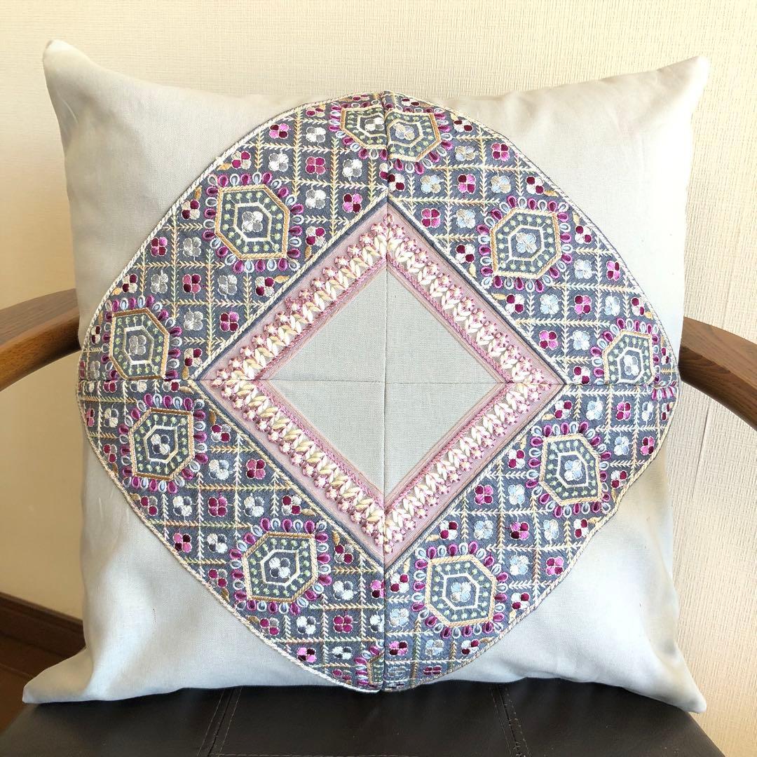クッションカバー　ライトグレー系　刺繡リボン